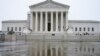 La Corte Suprema de Estados Unidos, vista con un reflejaoo en el suelo, el viernes 23 de junio de 2023, en Washington.
