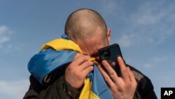 Украинский военнопленный после обмена пленными на границе с Украиной и Россией. 31 декабря 2025 г. Эксперты ООН собрали новые доказательства пыток украинских военнопленных российскими тюремщиками, заявив, что такая практика может быть приравнена к военным преступлениям. 