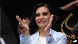 ARCHIVO - La vicepresidenta de Ecuador, Verónica Abad, asiste a una ceremonia de cambio de guardia en el palacio de gobierno de Carondelet en Quito, Ecuador, el 28 de noviembre de 2023. Archivo