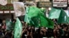 Palestinos ondean banderas de Hamás mientras celebran la liberación de prisioneros palestinos el viernes 24 de noviembre de 2023, en Naplusa, Cisjordania. 