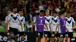 ARCHIVO - Los jugadores del Vélez Sarsfield de Argentina abandonan el campo después de perder 2-1 contra el Flamengo de Brasil al final del partido de vuelta de la semifinal de la Copa Libertadores en el estadio Maracaná de Río de Janeiro, Brasil, el 7 de septiembre de 2022.