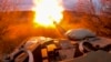 ARCHIVO - En esta imagen publicada por el Ministerio ruso de Defensa el 19 de marzo de 2024, un tanque ruso dispara contra tropas ucranianas desde una posición cercana a la frontera con Ucrania en la región rusa de Belgorod.