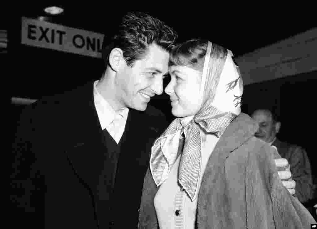 តារាចម្រៀង Eddie Fisher និង​គូដណ្តឹង​របស់​លោក​គឺ​តារាភាពយន្ត​ Debbie Reynolds បាន​សម្លឹង​មើលមុខ​គ្នា​នៅ​ក្នុង​អាកាសយានដ្ឋាន​ Idlewild Airport កាល​ពី​ថ្ងៃទី​១៩ មេសា ១៩៥៥ នៅ​ទីក្រុង​ញូវយ៉ក​បន្ទាប់​ពី​អ្នក​ទាំង​ពីរ​បាន​មក​ពី​ប្រទេស​អង់គ្លេស។ លោក​ Eddie បាន​សម្តែង​នៅ​សាលមហោស្រព​ London Palladium។