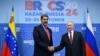 Presiden Venezuela Nicolas Maduro (kiri) menjabat tangan Presiden Rusia Vladimir Putin di sela KTT BRICS di Kazan, Rusia, pada 23 Oktober 2024. (Foto: Alexander Nemenov/Pool via Reuters)