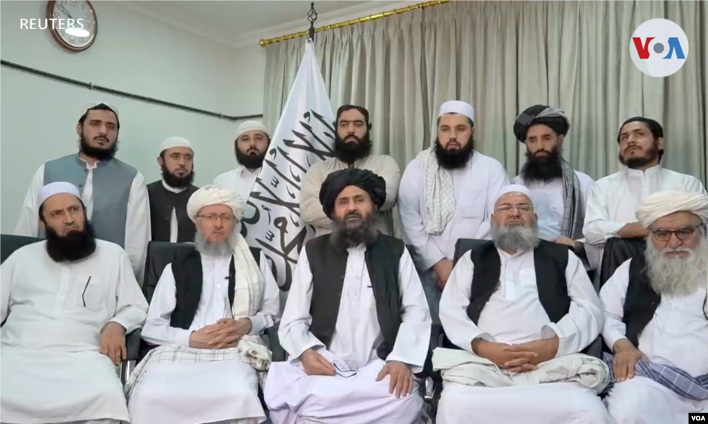 Mullah Baradar Akhund, un alto funcionario de los talibanes, sentado con un grupo de hombres, hace una declaraci&#243;n en video.