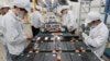 ARCHIVO - Un trabajador trabaja con baterías de automóviles en una fábrica de Xinwangda Electric Vehicle Battery Co. Ltd., que fabrica baterías de litio para automóviles eléctricos y otros usos, en Nanjing, en la provincia oriental china de Jiangsu, el 12 de marzo de 2021.