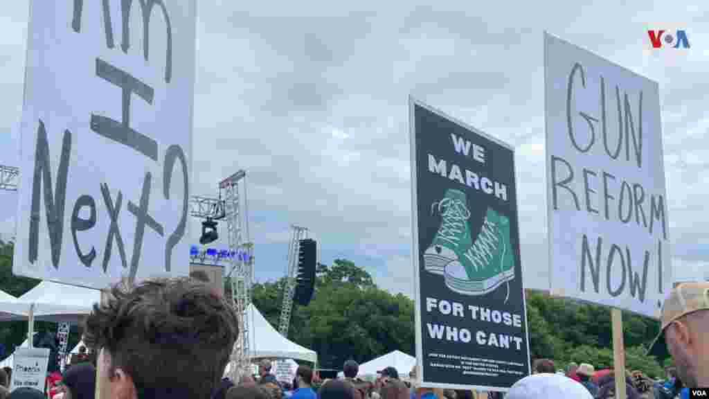 Con letreros en los que se pueden leer mensajes como &quot;nosotros marchamos por aquellos que no pueden&quot; se realiza protesta en Washington, DC contra la violencia con armas de fuego.&nbsp;