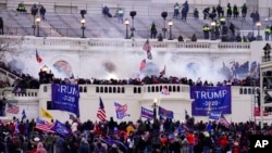 ARCHIVO - Partidarios del presidente Donald Trump asaltan el Capitolio el 6 de enero de 2021 en Washington.