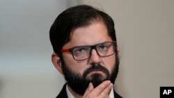 ARCHIVO - El presidente chileno, Gabriel Boric, en una conferencia de prensa con Josep Borrell, alto representante de la Unión Europea para Asuntos Exteriores y Política de Seguridad, en abril de 2022 en el palacio presidencial de La Moneda, en Santiago, Chile. 