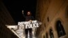 Un manifestante levanta un cartel en demanda de reducir fondos a la policía en una protesta en Oakland, California, el 25 de julio de 2020. Foto AP.