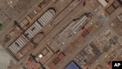 En la imagen satelital de Planet Labs PBC, se muestra la construcción del portaaviones Tipo 003 de China en el Astillero Jiangnan al noreste de Shanghai, China, el 8 de mayo de 2022.