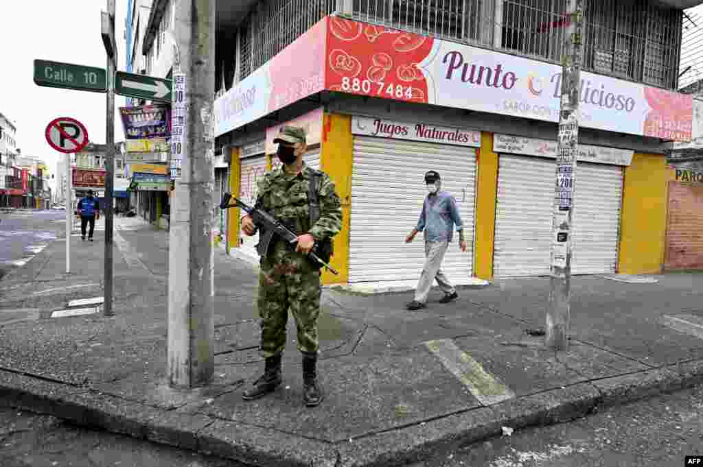 Algunos locales comerciales, en este caso en la ciudad de Cali, han tenido que cerrar por los bloqueos y las manifestaciones. Seg&#250;n inform&#243; Fenalco la semana pasada, los comerciantes han perdido 2,2 billones de pesos (casi 597 millones de d&#243;lares).