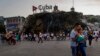 Jóvenes navegan por Internet con sus teléfonos inteligentes en La Habana, Cuba, el 18 de agosto de 2019.
