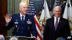 Джон Реймонд та віце-президент США Майк Пенс