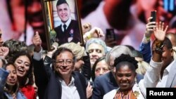 El presidente colombiano Gustavo Petro y la vicepresidenta Francia Márquez celebran, tras la victoria electoral, en el Movistar Arena, en Bogotá, Colombia, el 19 de junio de 2022.