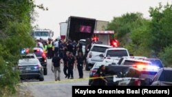 Las autoridades trabajan en la escena donde más de 50 migrantes fueron encontrados muertos el 27 de junio de 2022 en San Antonio, Texas. 