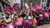 Ana María Archila, tercera desde la izquierda, candidata a vicegobernadora, se une a los participantes de Planned Parenthood mientras marchan por la Quinta Avenida durante el desfile anual del Orgullo LGBTQ de Nueva York, el domingo 26 de junio de 2022, en Nueva York. 
