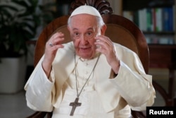 El Papa Francisco habla durante una entrevista exclusiva con Reuters, en el Vaticano, el 2 de julio de 2022.