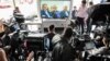 Periodistas cubren cómo líderes de las FARC enfrentan la justicia por primera vez bajo el nuevo sistema de justicia transicional posconflicto surgido de su acuerdo de paz con el gobierno, en la sede de la Jurisdicción Especial para la Paz (JEP) en Bogotá el 13 de julio de 2018. 