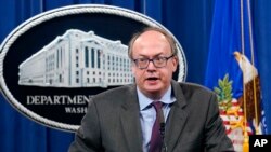 Jeffrey Clark, entonces fiscal general adjunto, habla durante una conferencia de prensa en el Departamento de Justicia en Washington DC, el 14 de septiembre de 2020.
