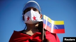 ARCHIVO - Un partidario del presidente de Venezuela, Nicolás Maduro, asiste a una ceremonia para celebrar el Día de la Independencia de Venezuela frente a la embajada de Venezuela en Brasilia, Brasil, el 5 de julio de 2020. REUTERS/Adriano Machado