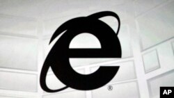 ARCHIVO - El logotipo de Internet Explorer en una pantalla durante una sesión informativa con los medios de comunicación en Los Ángeles, el 4 de junio de 2012. (AP Foto/Damian Dovarganes, Archivo)
