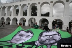 Los manifestantes sostienen una pancarta con las imágenes del periodista británico Dom Phillips y el especialista en asuntos indígenas, el brasileño Bruno Pereira, ambos asesinados en el Amazonas.