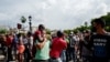 Un hombre es agarrado por el cuello durante una manifestación contra el gobierno del presidente cubano Miguel Díaz-Canel en La Habana, el 11 de julio de 2021.