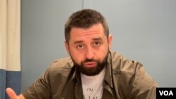 El oligarca ruso Roman Abramovich desempeña un papel activo en las conversaciones entre Ucrania y Rusia sobre el intercambio de prisioneros, dijo un funcionario ucraniano a la VOA.