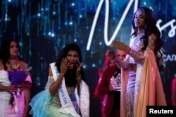 Emely Ochoa reacciona después de ganar el concurso Miss Gay Nicaragua 2022 en Managua, Nicaragua, el 24 de junio de 2022.