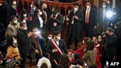Representantes de diferentes grupos que conformaron la Convención Constitucionalista asistieron este lunes a la entrega del documento en ceremonia oficial en Palacio del Congreso ante el presidente Boric. (Foto AFP)