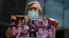 Una mujer sostiene un cartel con imágenes de personas que murieron durante las protestas del 2017, mientras asiste a una manifestación contra los cambios en las sanciones de Estados Unidos en Caracas, el 18 de mayo de 2022.