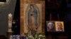 Las fotos de los sacerdotes jesuitas asesinados en el estado de Chihuahua, México, son expuestos en una iglesia católica de la Ciudad de México el 21 de junio de 2022.