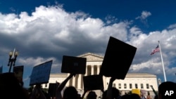 Activistas por el derecho al aborto protestan frente a la Corte Suprema en Washington, el 25 de junio de 2022.