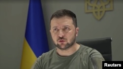Se ve al presidente ucraniano Volodymyr Zelenskyy dirigiéndose a representantes de la Unión Africana a través de un enlace de video en esta captura de pantalla de un video de Reuters.