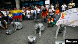 ARCHIVO - Miembros de organizaciones de medios independientes protestan frente a la reunión de la Sociedad Interamericana de Prensa (SIP) en Caracas, el 18 de septiembre de 2009.
