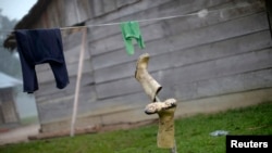 Las botas de un minero se secan fuera de una choza en la selva en el pueblo de Parkupik en el estado sureño de Bolívar 16 de noviembre de 2012.