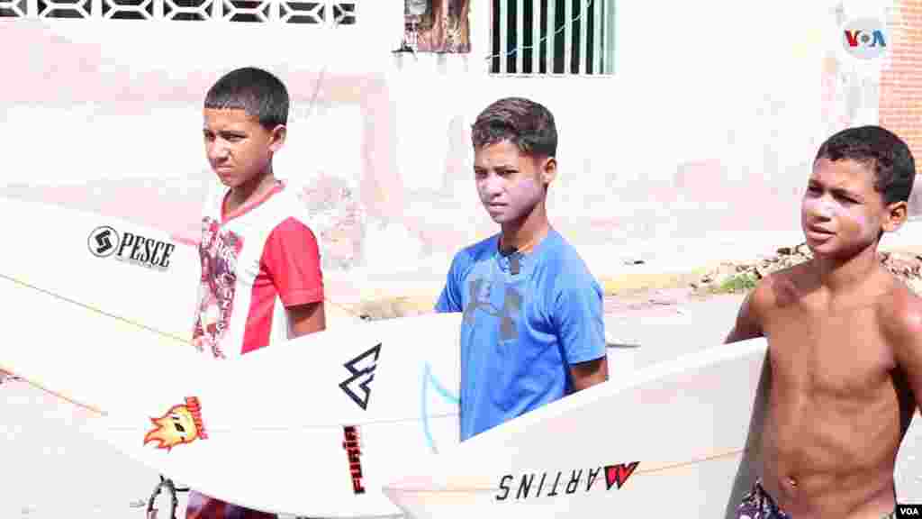 El surf les ha devuelto una fuerza increíble a la vida de una treintena de niños en el Anare Surf Club, en Venezuela. [Foto: VOA / Nicole Kolster].