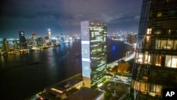 En esta imagen de archivo, el grupo artístico danés Superflex proyecta imágenes de vida marina en un lateral de la sede de la ONU, en la ciudad de Nueva York, con el East River de fondo, el 22 de septiembre de 2021. Foto AP.