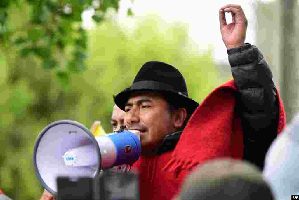 El presidente de la Confederación de Nacionalidades Indígenas de Ecuador (Conaie), Leonidas Iza, pronuncia un discurso ante indígenas y otros manifestantes frente a la Casa de la Cultura en el Parque El Arbolito, en Quito, este domingo.&nbsp;