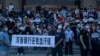China: Clientes de banco protestan, se enfrentan a policías