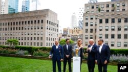 De izquierda a derecha, Nick Bontis, presidente de Canada Soccer; Yon de Luisa Plazas, presidente de la Federación Mexicana de Fútbol; Cindy Parlow Cone, presidenta de US Soccer; Gianni Infantino, presidente de FIFA, y Vittorio Montagliani, vicepresidente