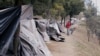 ARCHIVO - Migrantes venezolanos se cepillan los dientes en un campamento improvisado cerca de una estación de autobuses en Quito, en septiembre de 2018.