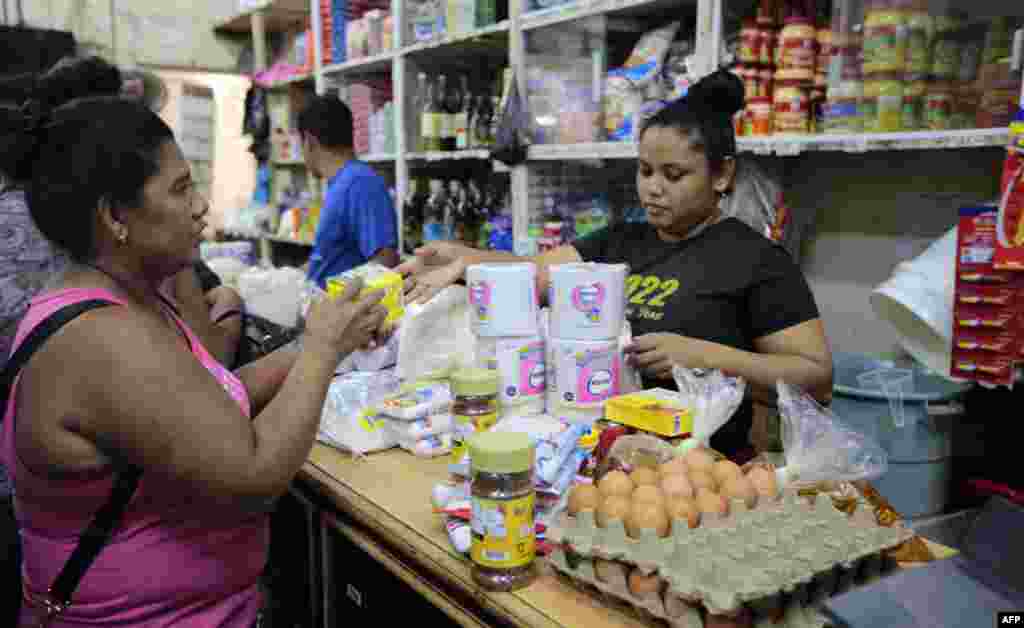 Los residentes compran comida en un mercado en preparación para el paso de Bonnie.&nbsp;