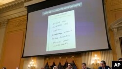 Se muestra una nota mientras el comité selecto de la Cámara que investiga el ataque del 6 de enero al Capitolio de EE. UU. celebra una audiencia en el Capitolio el 28 de junio de 2022.