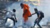 Los manifestantes reaccionan después de que la policía disparara gases lacrimógenos para dispersarlos en Colombo, Sri Lanka, el 9 de julio de 2022. Los manifestantes de Sri Lanka que exigían la renuncia del presidente Gotabaya Rajapaksa. 