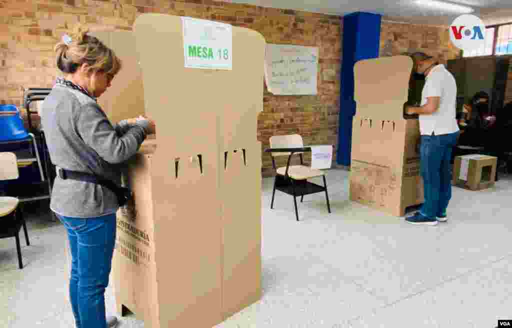 Colombianos madrugaron a votar el domingo, durante la segunda vuelta electoral, en un colegio al norte de Bogotá. Domingo 19 de junio de 2022. [Foto Karen Karen Sánchez].