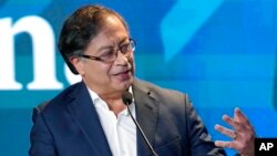 El candidato presidencial Gustavo Petro con la coalición Pacto Histórico, habla durante un debate presidencial en el periódico El Tiempo en Bogotá, Colombia, el lunes 23 de mayo de 2022, antes de la primera vuelta de las elecciones del 29 de mayo.