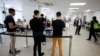 Personas hacen fila en una clínica de vacunación contra la viruela del mono administrada por las autoridades de salud pública de CIUSSS en Montreal, Quebec, Canadá, el 6 de junio de 2022.