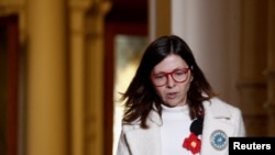 La nueva ministra de Economía de Argentina, Silvina Batakis, llega para hablar con los medios después de prestar juramento en el Palacio Presidencial Casa Rosada, en Buenos Aires, Argentina, el 4 de julio de 2022.